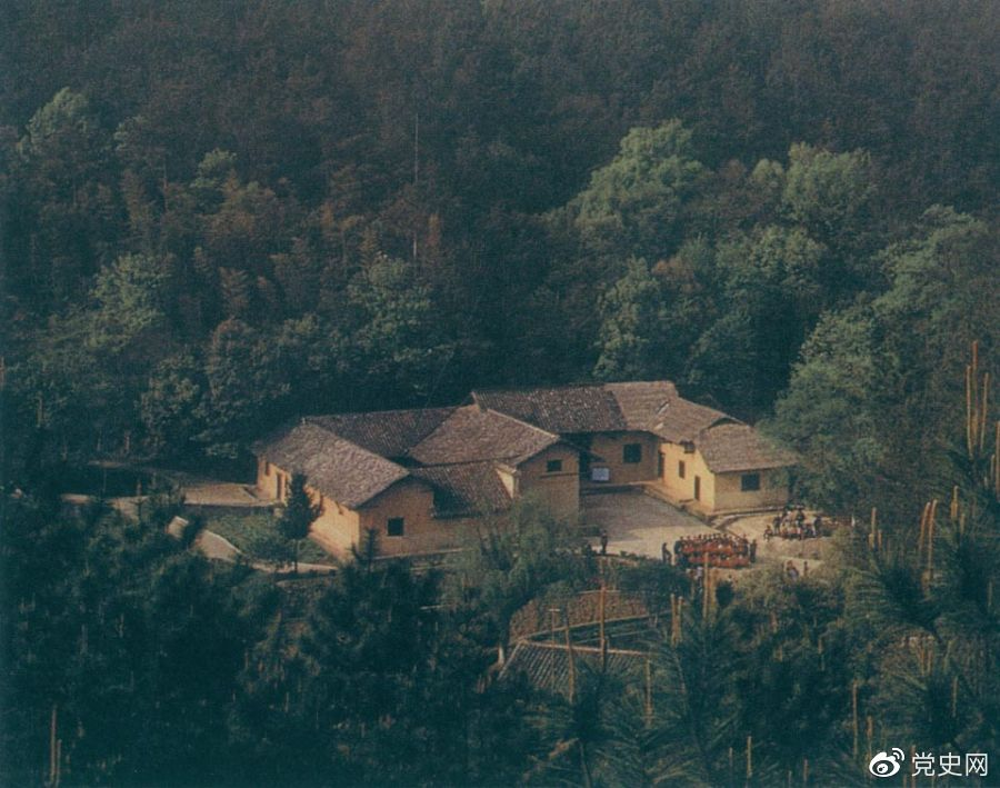 毛澤東故居——湖南省湘潭縣韶山?jīng)_上屋場(chǎng)。1893年12月26日，毛澤東在這里誕生。