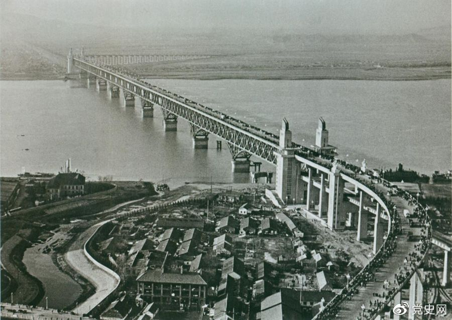 1968年12月29日， 南京長(cháng)江大橋全面建成通車(chē)。這是當時(shí)中國自行設計建造的最大的鐵路、公路兩用橋。